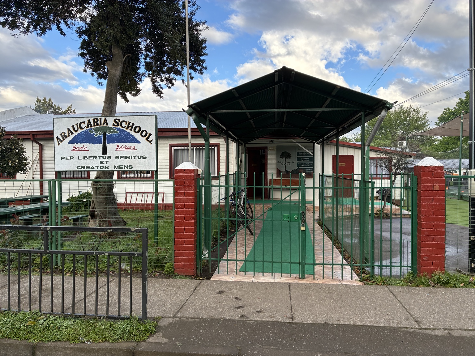 Entrada principal del Colegio Araucaria School en Santa Bárbara